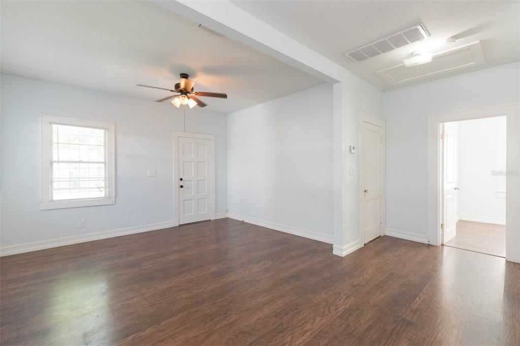 Active With Contract: $1,550 (2 beds, 1 baths, 802 Square Feet)