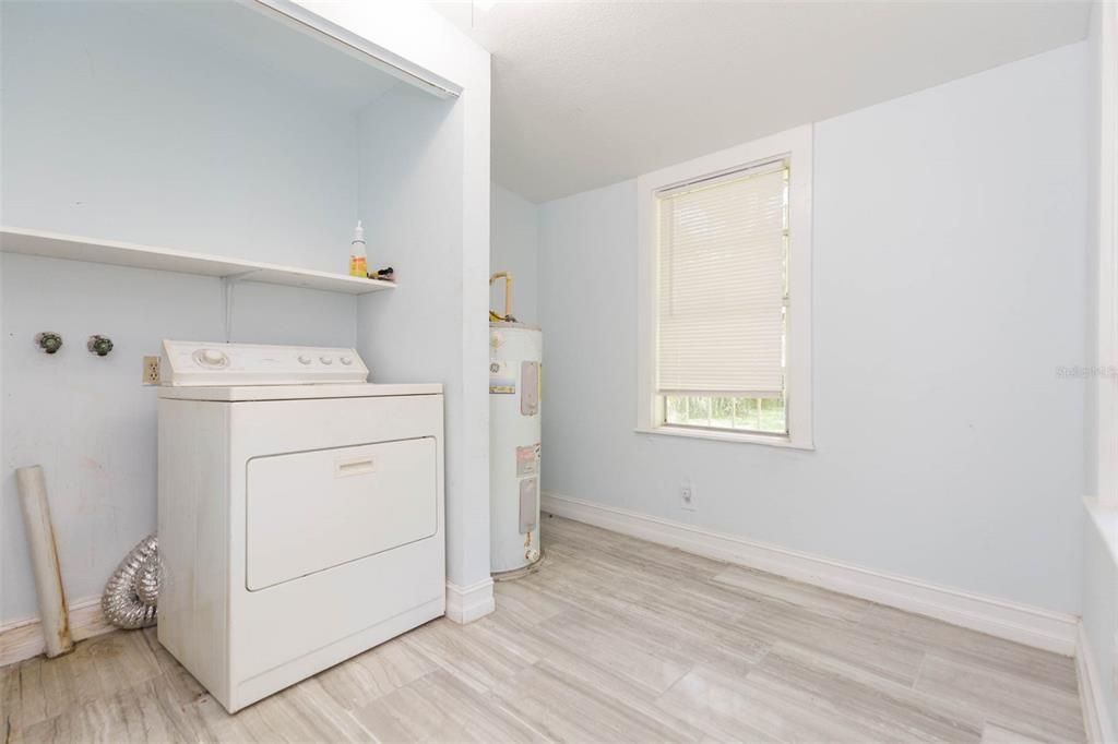 Active With Contract: $1,550 (2 beds, 1 baths, 802 Square Feet)