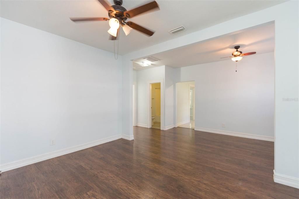 Active With Contract: $1,550 (2 beds, 1 baths, 802 Square Feet)