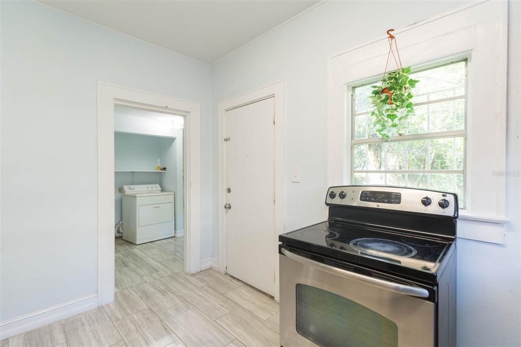 Active With Contract: $1,550 (2 beds, 1 baths, 802 Square Feet)