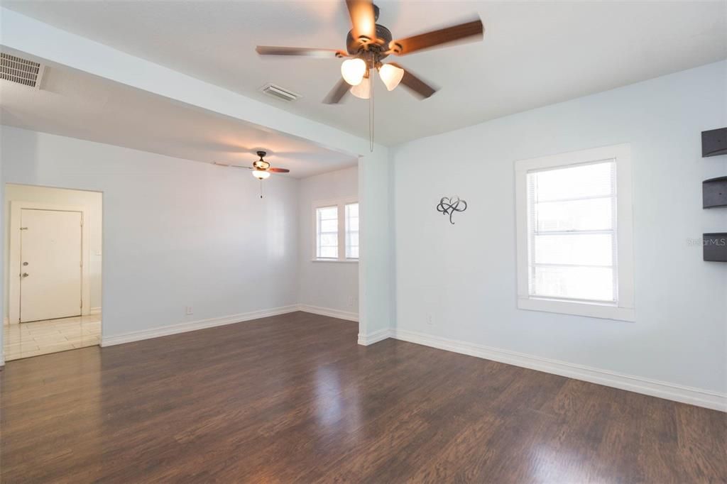 Active With Contract: $1,550 (2 beds, 1 baths, 802 Square Feet)