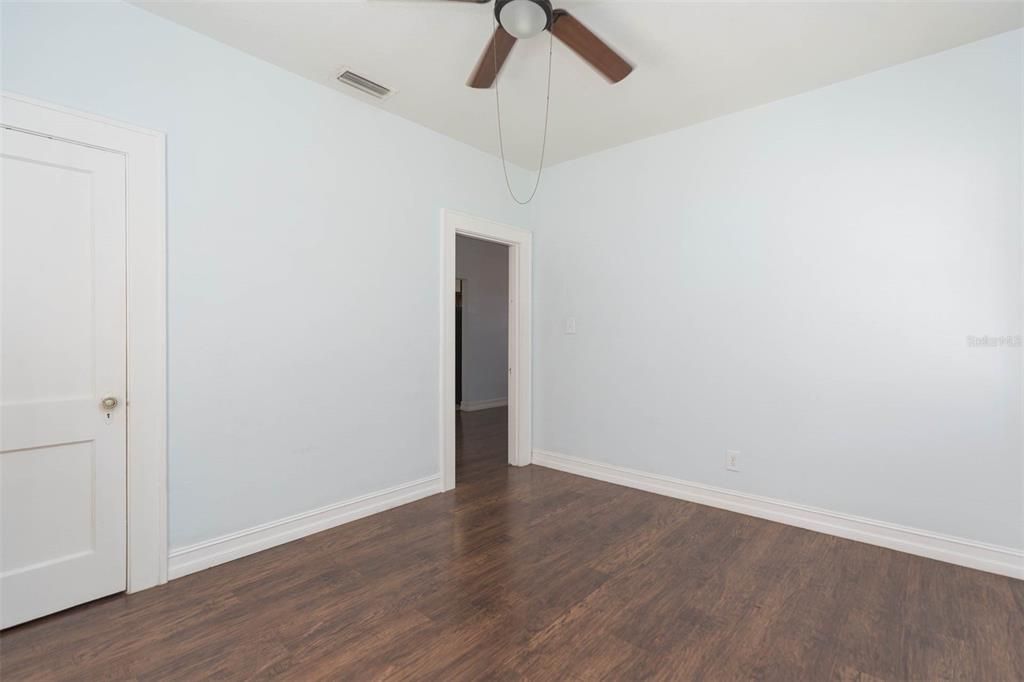 Active With Contract: $1,550 (2 beds, 1 baths, 802 Square Feet)