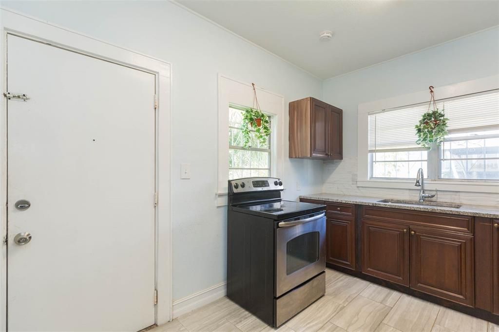 Active With Contract: $1,550 (2 beds, 1 baths, 802 Square Feet)