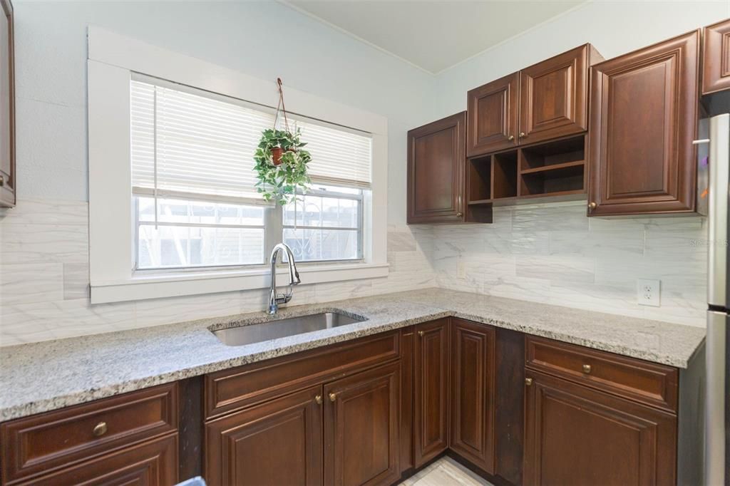 Active With Contract: $1,550 (2 beds, 1 baths, 802 Square Feet)