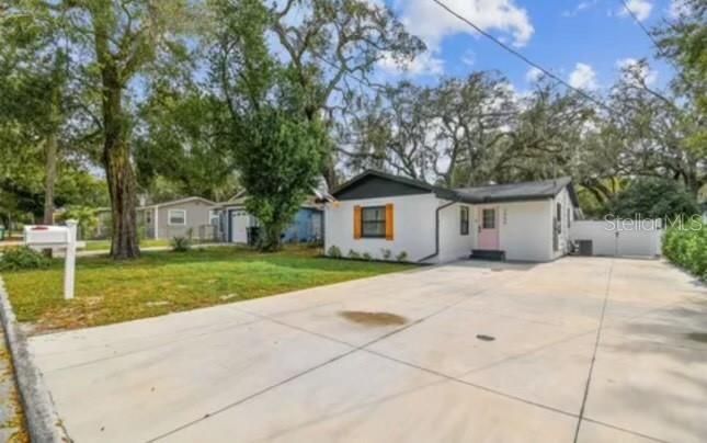 Active With Contract: $2,600 (3 beds, 1 baths, 1020 Square Feet)