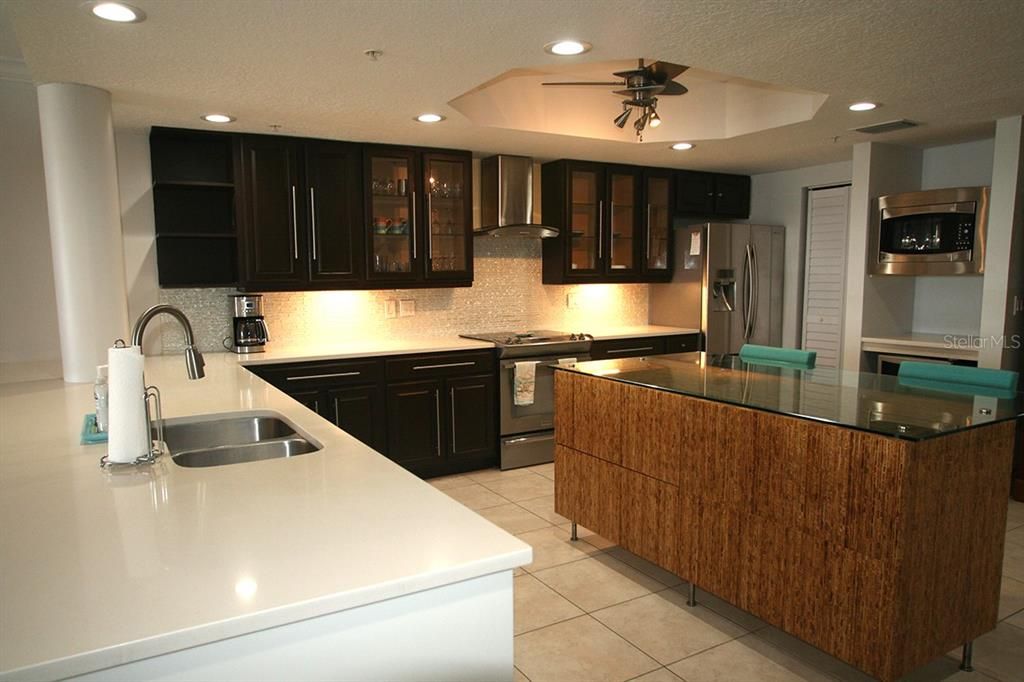 KITCHEN ISLAND