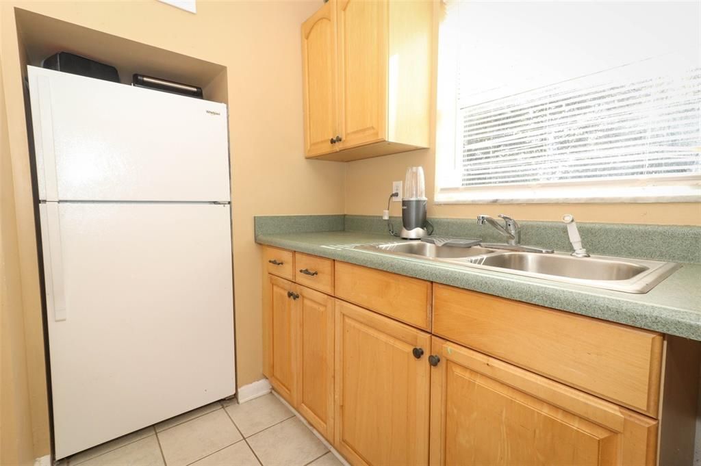 For Sale: $190,000 (2 beds, 1 baths, 736 Square Feet)