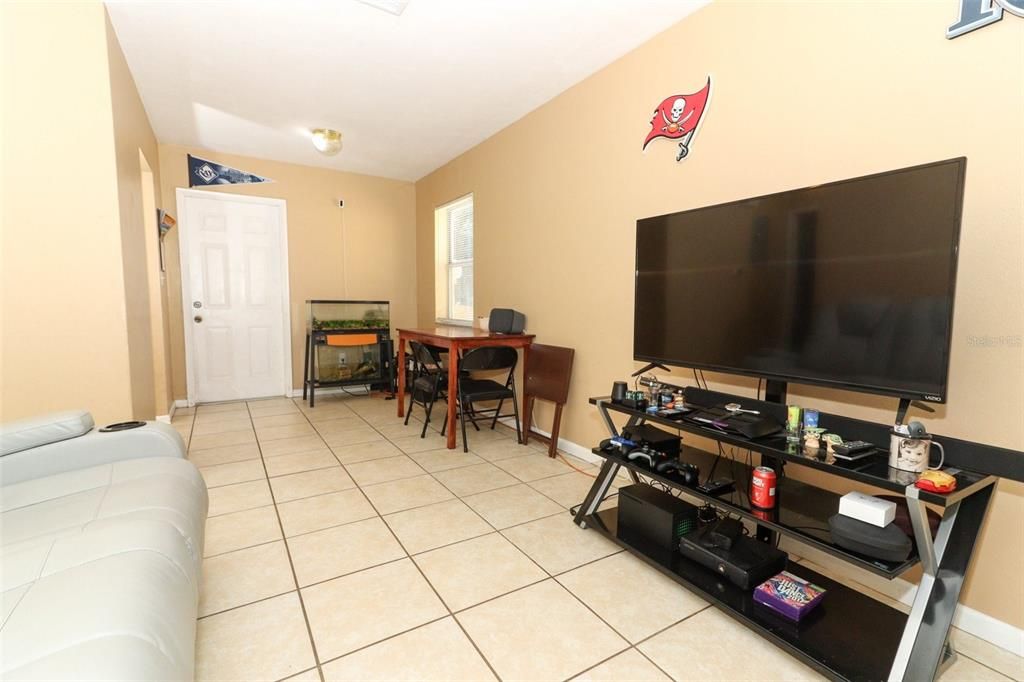 For Sale: $190,000 (2 beds, 1 baths, 736 Square Feet)