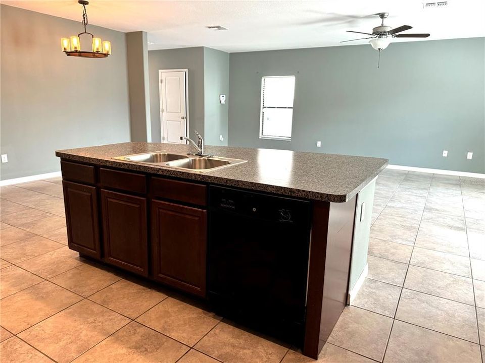 For Rent: $2,990 (5 beds, 2 baths, 2264 Square Feet)