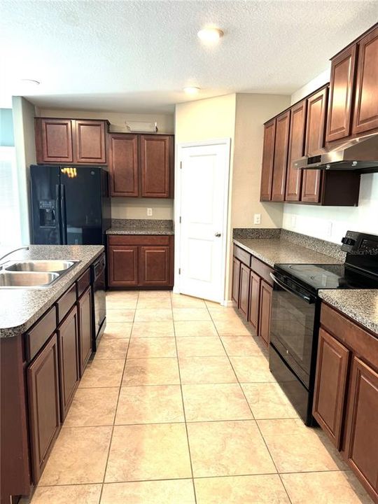 For Rent: $2,990 (5 beds, 2 baths, 2264 Square Feet)