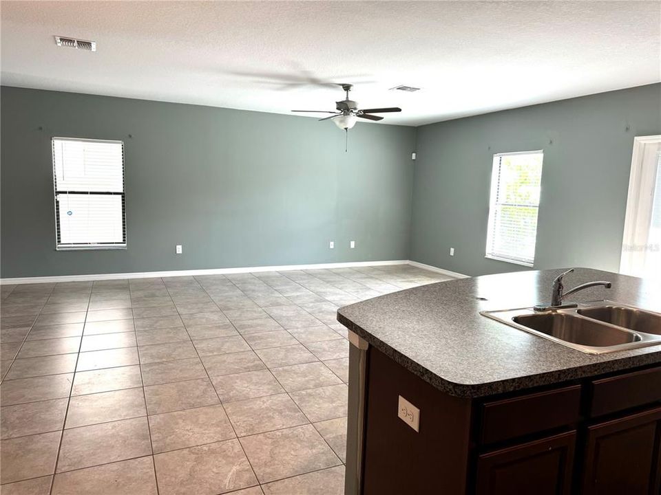 For Rent: $2,990 (5 beds, 2 baths, 2264 Square Feet)