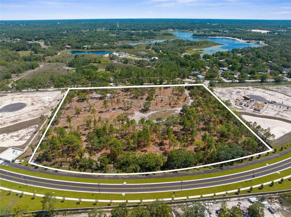 На продажу: $2,600,000 (9.10 acres)