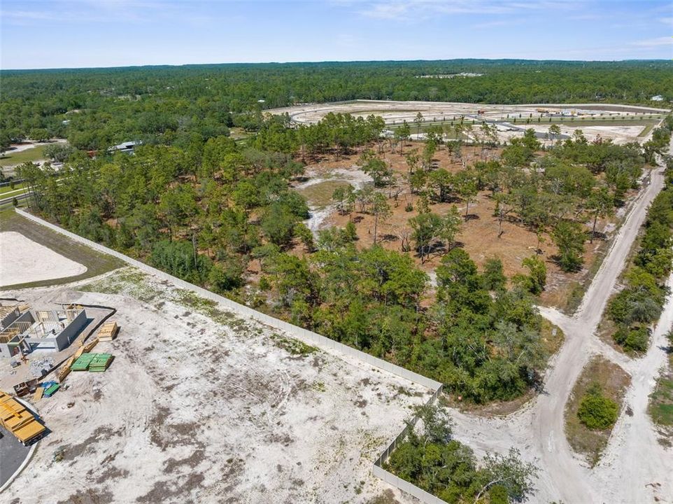 На продажу: $2,600,000 (9.10 acres)