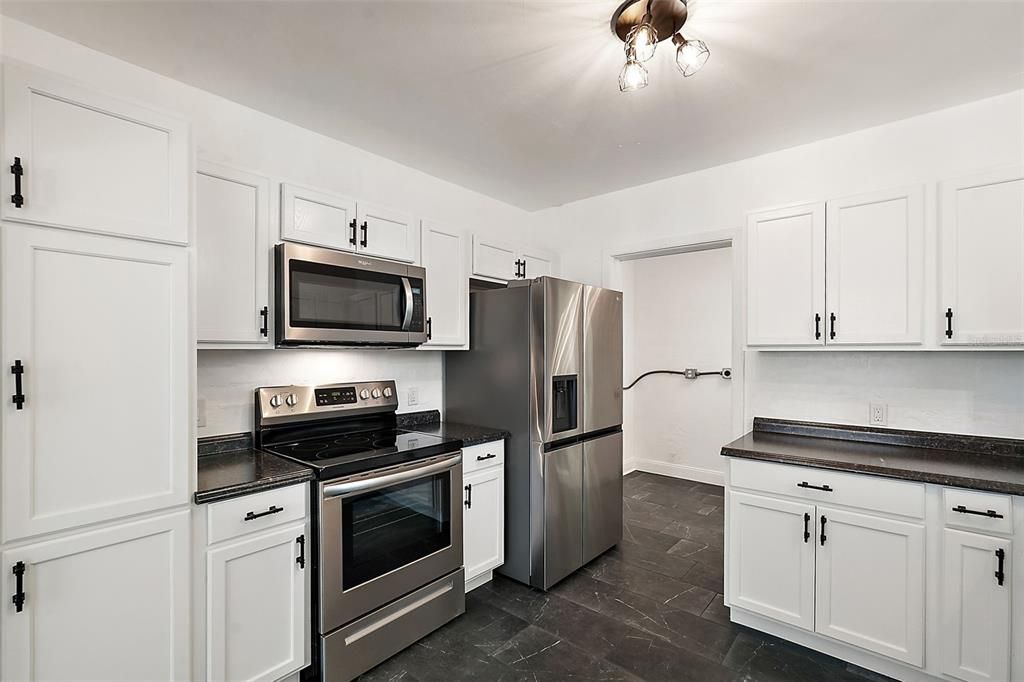 For Rent: $2,275 (3 beds, 2 baths, 1392 Square Feet)