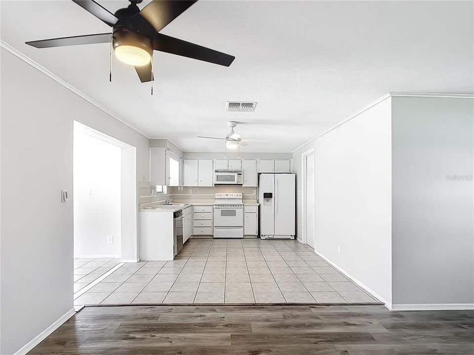 For Sale: $299,900 (2 beds, 2 baths, 1176 Square Feet)