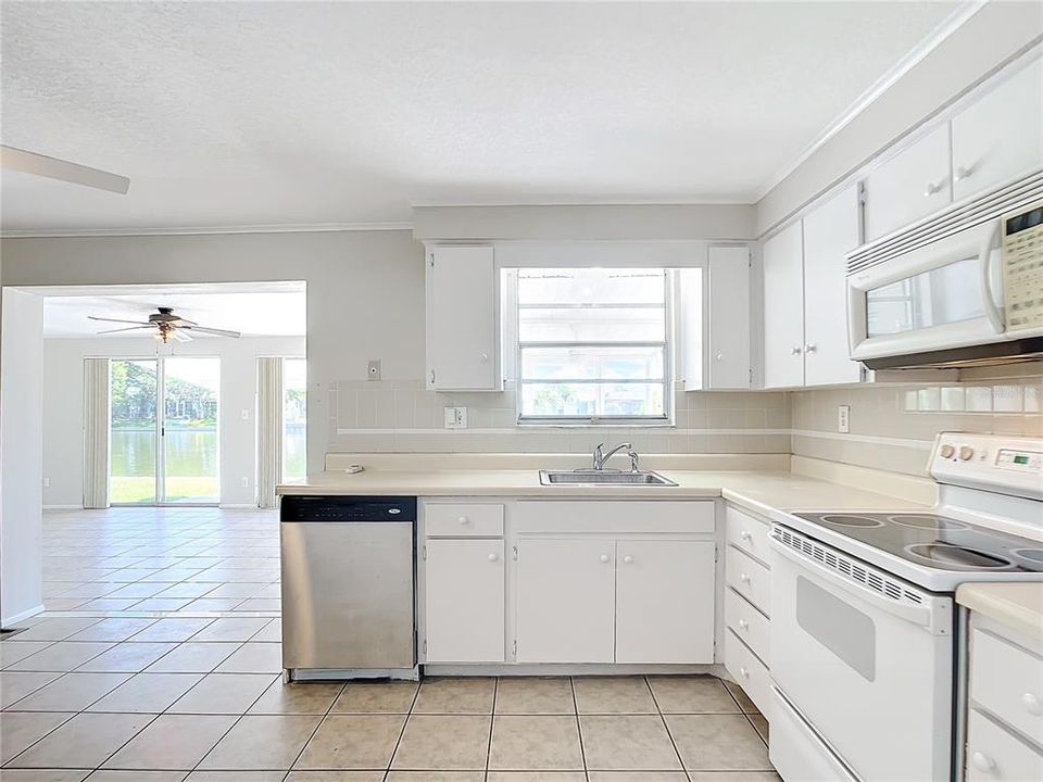 For Sale: $299,900 (2 beds, 2 baths, 1176 Square Feet)