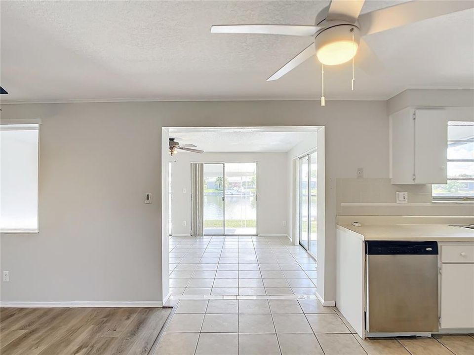 For Sale: $299,900 (2 beds, 2 baths, 1176 Square Feet)