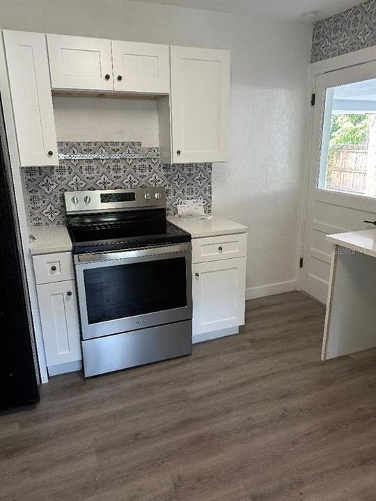 For Sale: $299,900 (2 beds, 1 baths, 1052 Square Feet)