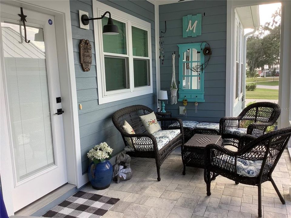 Enjoy a drink with new friends on your screened in porch.