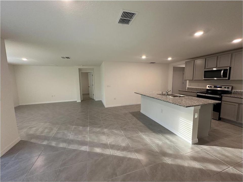 For Rent: $2,100 (4 beds, 2 baths, 1828 Square Feet)