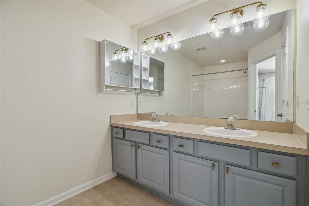 Active With Contract: $2,100 (3 beds, 2 baths, 1644 Square Feet)