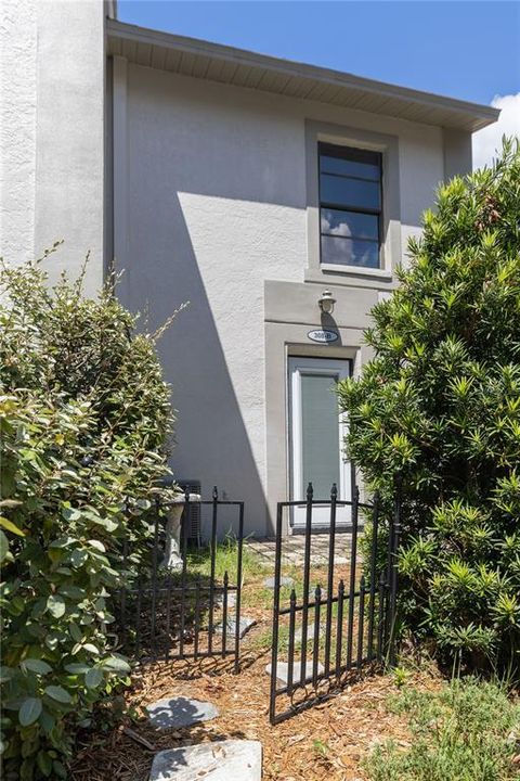 Active With Contract: $2,700 (2 beds, 1 baths, 1024 Square Feet)