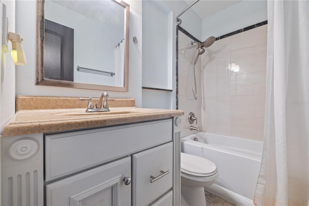 Active With Contract: $2,700 (2 beds, 1 baths, 1024 Square Feet)