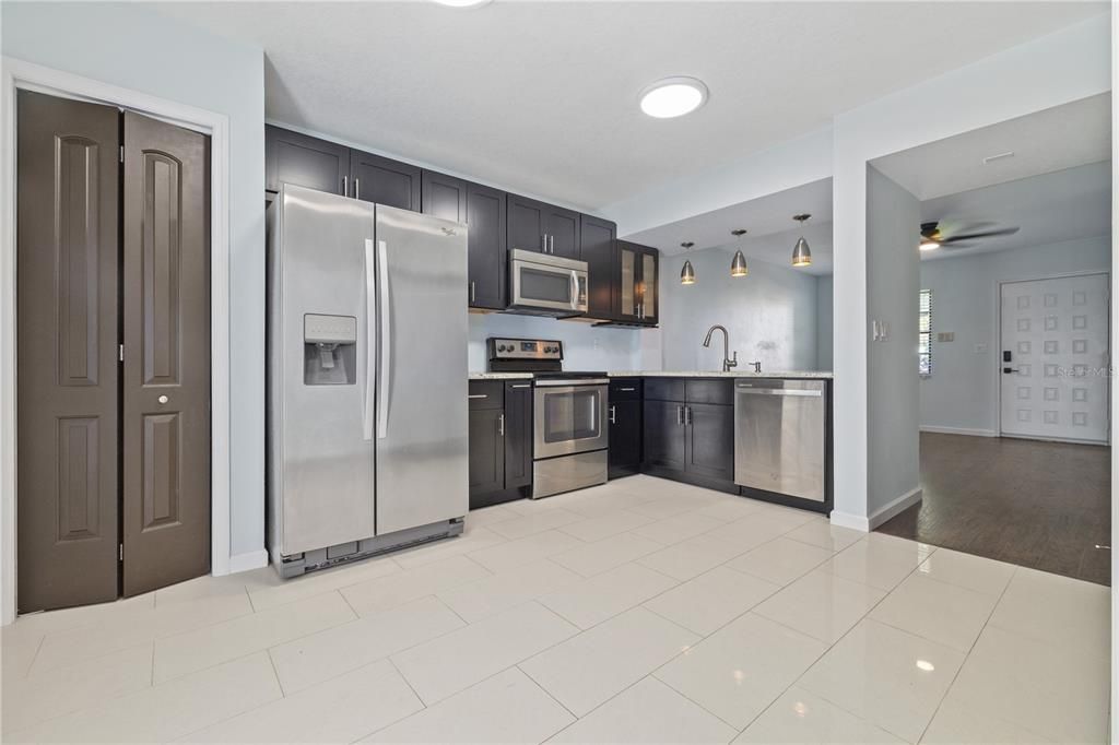 Active With Contract: $2,700 (2 beds, 1 baths, 1024 Square Feet)