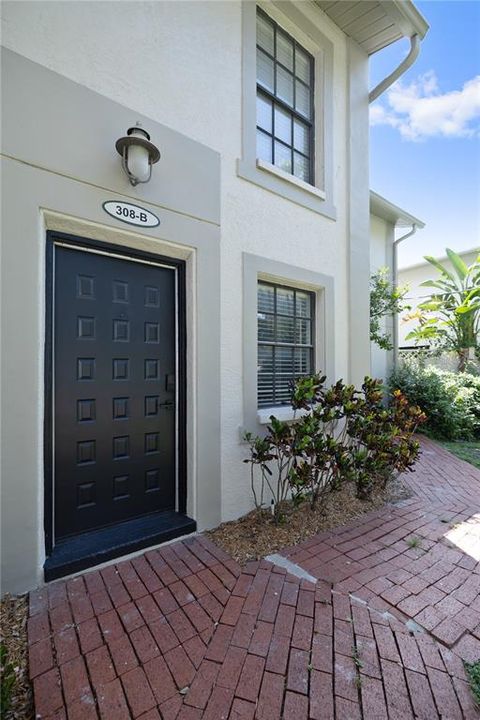 Active With Contract: $2,700 (2 beds, 1 baths, 1024 Square Feet)