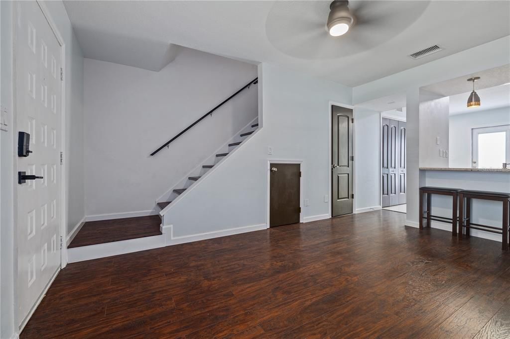 Active With Contract: $2,700 (2 beds, 1 baths, 1024 Square Feet)