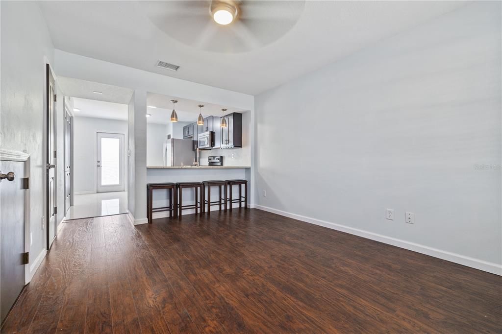 Active With Contract: $2,700 (2 beds, 1 baths, 1024 Square Feet)