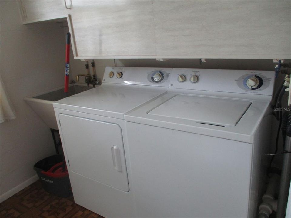 washer/dryer/utility sink