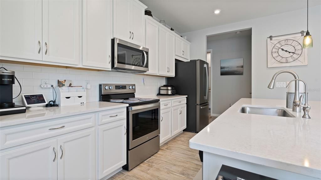 LARGE OPEN CONCEPT KITCHEN WITH STAINLESS STEEL APPLIANCES