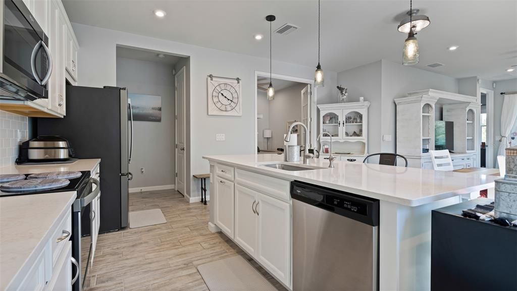 LARGE OPEN CONCEPT KITCHEN