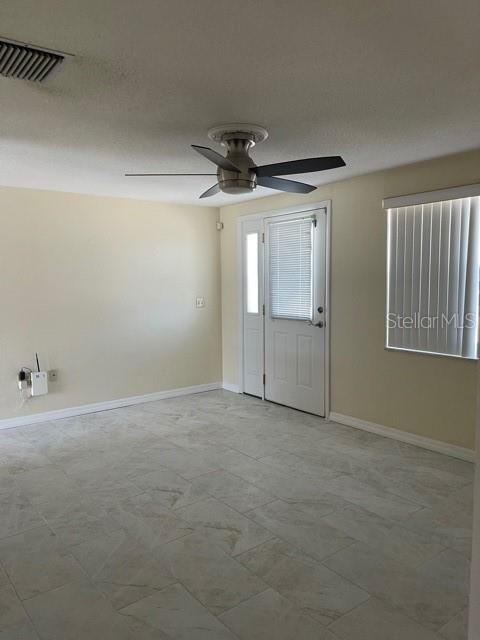 For Rent: $1,395 (3 beds, 2 baths, 876 Square Feet)