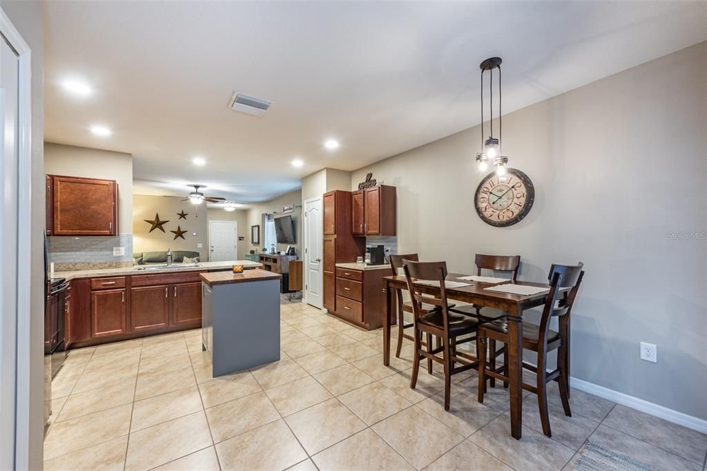 Active With Contract: $315,000 (3 beds, 2 baths, 1333 Square Feet)