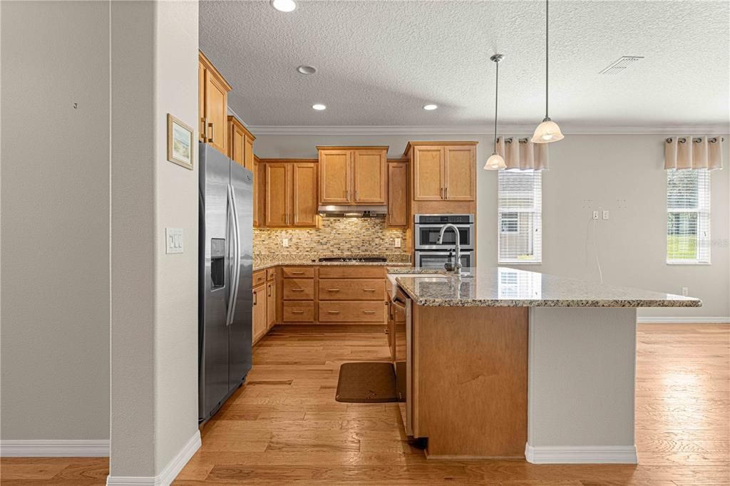 Upgraded Cabinets w/Pullouts & Pan Drawers