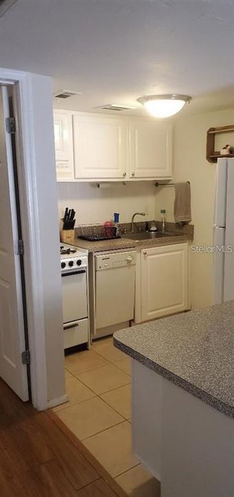 Active With Contract: $1,100 (1 beds, 1 baths, 496 Square Feet)