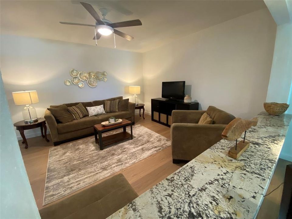 For Sale: $230,000 (2 beds, 2 baths, 1033 Square Feet)