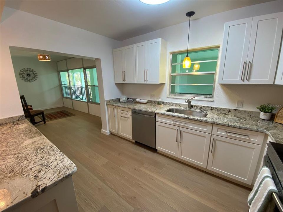 For Sale: $230,000 (2 beds, 2 baths, 1033 Square Feet)