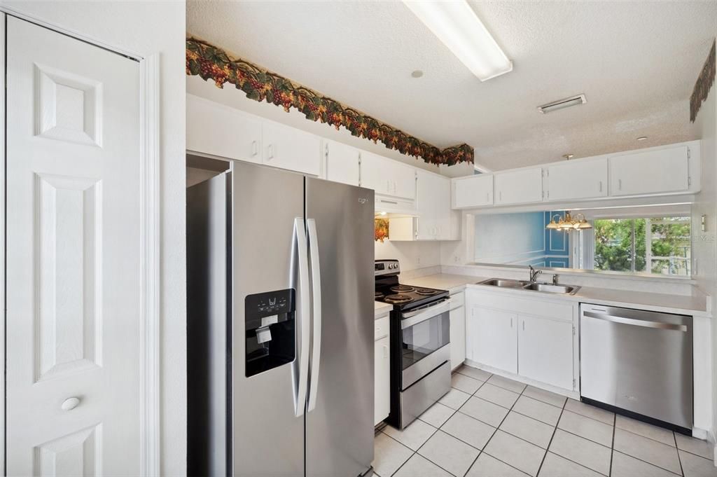 For Sale: $269,900 (2 beds, 2 baths, 1110 Square Feet)