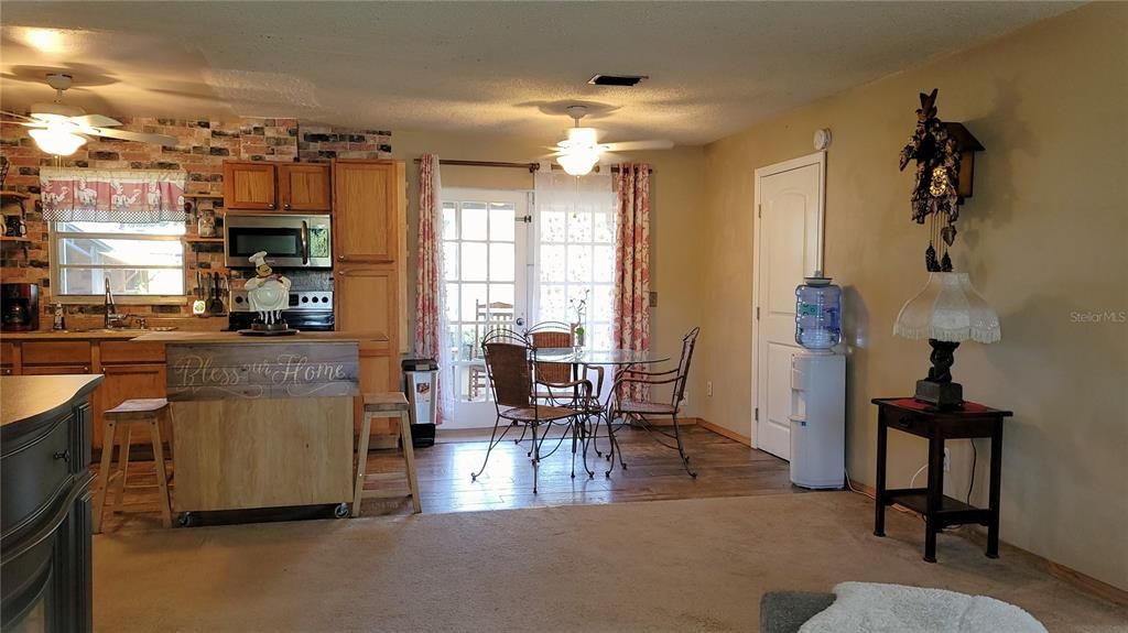 For Sale: $289,990 (2 beds, 1 baths, 957 Square Feet)