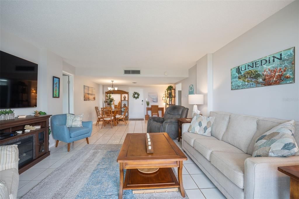 Active With Contract: $319,900 (2 beds, 2 baths, 1181 Square Feet)