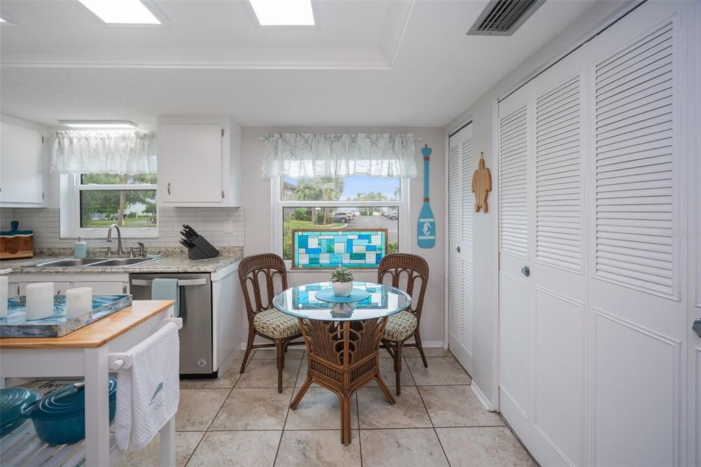 Active With Contract: $319,900 (2 beds, 2 baths, 1181 Square Feet)