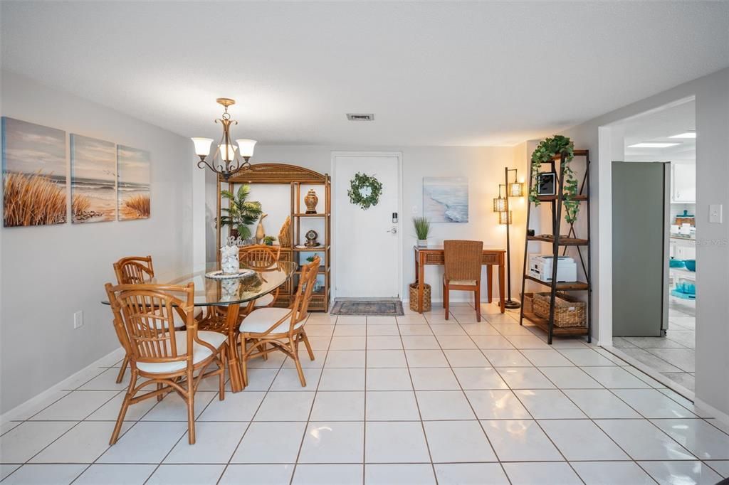 Active With Contract: $319,900 (2 beds, 2 baths, 1181 Square Feet)