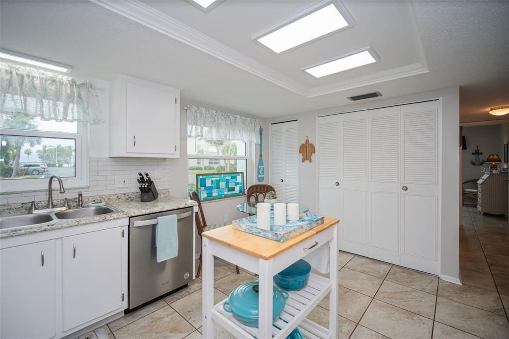 Active With Contract: $319,900 (2 beds, 2 baths, 1181 Square Feet)