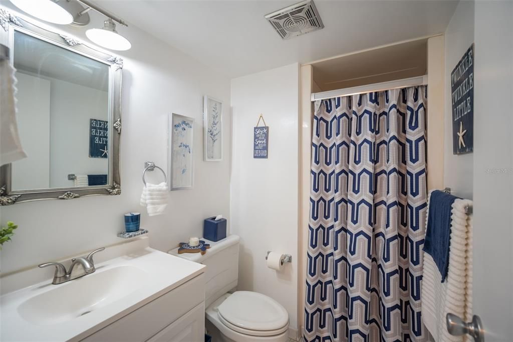 Active With Contract: $319,900 (2 beds, 2 baths, 1181 Square Feet)