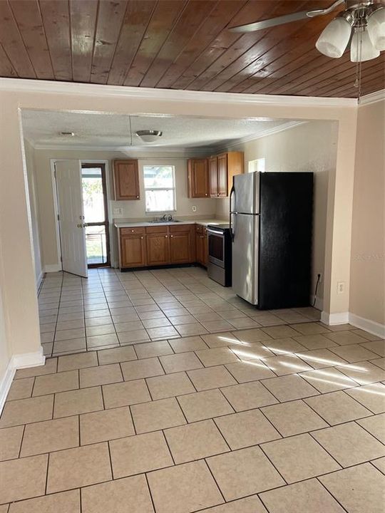 Active With Contract: $155,000 (2 beds, 1 baths, 836 Square Feet)