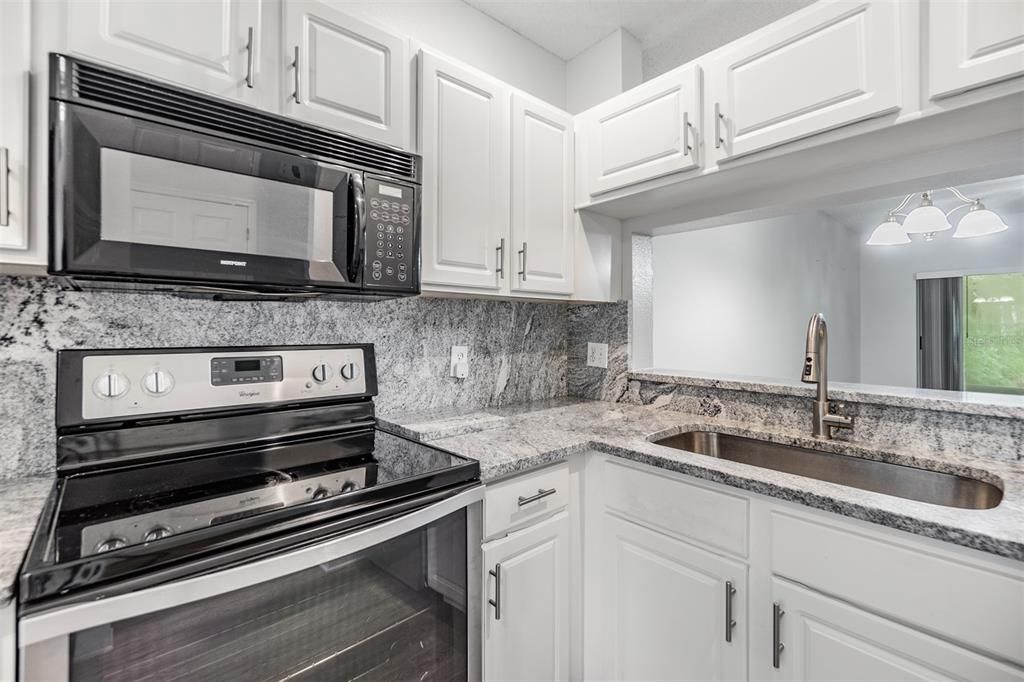 For Sale: $265,000 (2 beds, 2 baths, 1184 Square Feet)