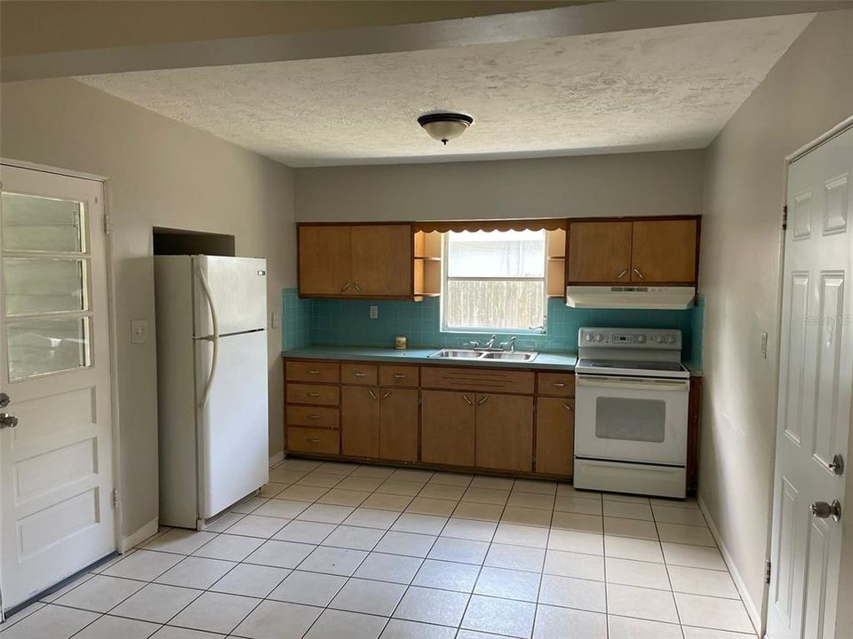 Active With Contract: $169,900 (2 beds, 1 baths, 873 Square Feet)